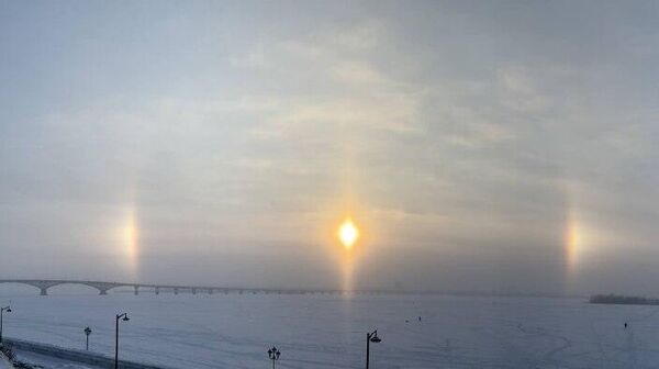 Un astfel de efect halo, cu două „sori falși”, a fost observat în această dimineață de locuitorii orașului Saratov din Federația Rusă - Sputnik Moldova