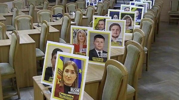 Так сейчас выглядит зал заседания муниципального совета Кишинева, сообщают СМИ - Sputnik Молдова