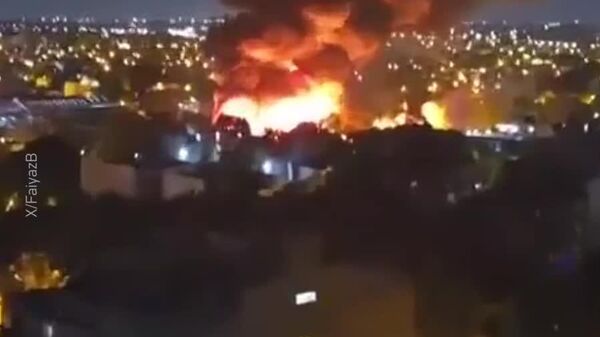 Мощный взрыв прогремел на фабрике в районе Сан-Фернандо в Буэнос-Айресе, начался пожар, охвативший дома вокруг - СМИ - Sputnik Молдова