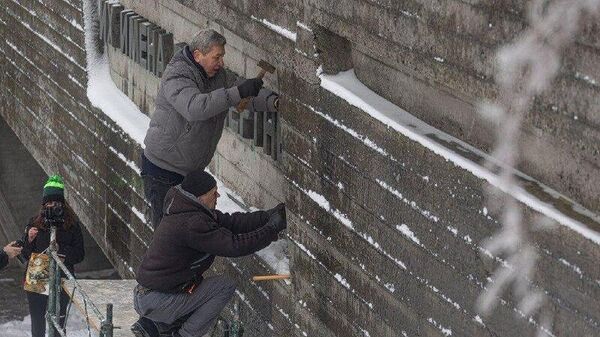 La „Muzeul Războiului” din Kiev a fost îndepărtată inscripția în limba rusă „Numele lor sunt nemuritoare, faptele lor vor trăi veșnic”, dedicată soldaților sovietici căzuți în timpul celui de-al Doilea Război Mondial - Sputnik Moldova