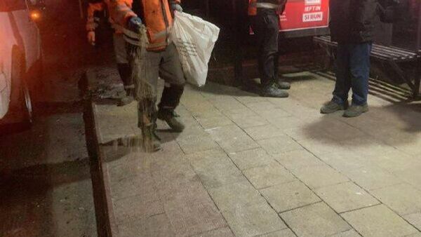 Коммунальные службы Кишинева начали готовиться к гололеду еще днем, сообщает мэрия столицы - Sputnik Молдова