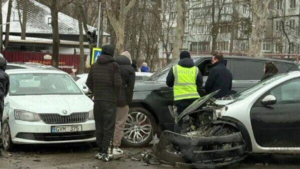 Încă un accident în lanț în Chișinău, în care au fost implicate 3 mașini - Sputnik Moldova