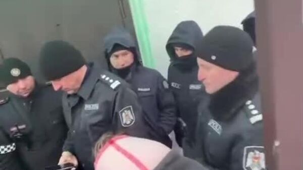 Ситуация вокруг церкви в Деренеу вновь обострилась: доступ к храму перекрыла полиция - Sputnik Молдова