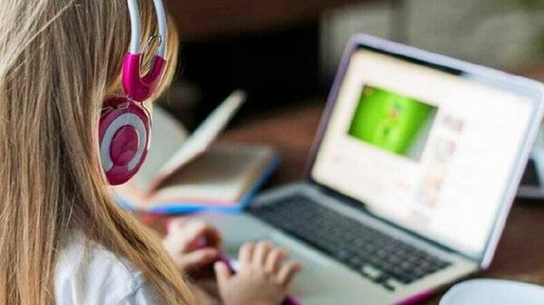 Министр здравоохранения Румынии Александру Рогобете считает, что предлагаемый в МВД запрет соцсетей для лиц младше 16 лет не сможет решить всех проблем молодежи в стране - Sputnik Молдова