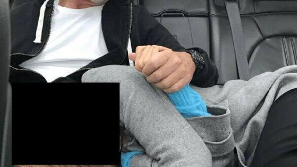 Американский режиссёр Вуди Аллен в окружении молодых девушек в доме Эпштейна и сам Эпшейн с неизвестной, лежащей у него на коленях, — новые фото из рассекреченных файлов - Sputnik Молдова