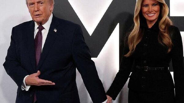 Trump ar fi întâlnit-o pe soția sa, Melania, prin intermediul lui Epstein, conform unor documente declasificate - Sputnik Moldova