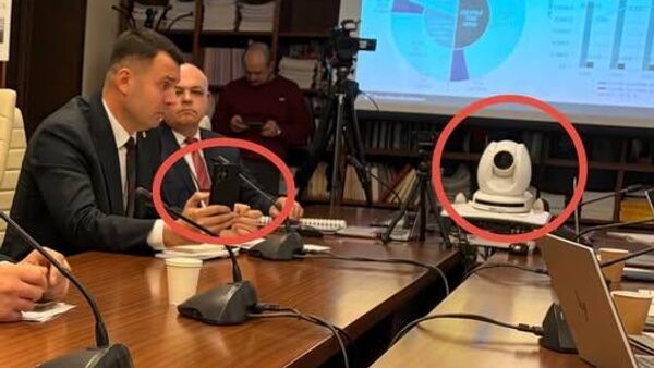 Человек, на всю страну ковырявшийся в носу – депутат правящей партии Раду Мариан – набросился с критикой на депутата от Демократии дома Василе Костюка из-за того, что тот посмел в ходе заседания комиссии по бюджету и финансам записывать происходящее на телефон - Sputnik Молдова