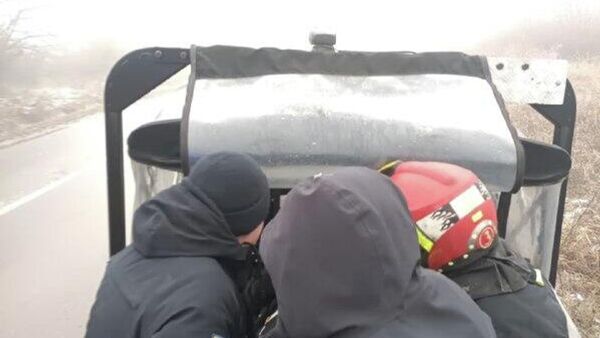 Бригадам скорой помощи удалось добраться до места ДТП с участием пожарной машины и рейсового микроавтобуса лишь спустя час из-за сложных погодных условий - Sputnik Молдова