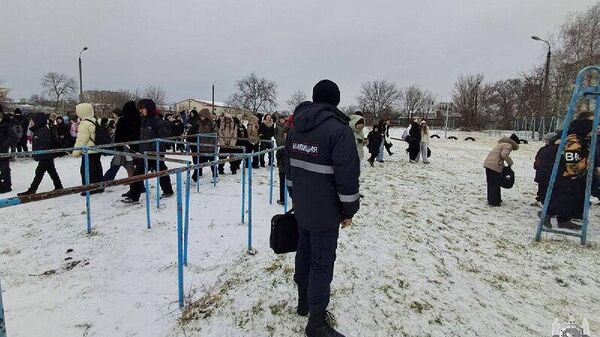 В Приднестровье второй день подряд неизвестные распространяют анонимные сообщения о минировании учебных заведений - Sputnik Молдова