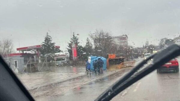 Из-за гололёда в Комрате перевернулся грузовик дорожной службы - Sputnik Молдова