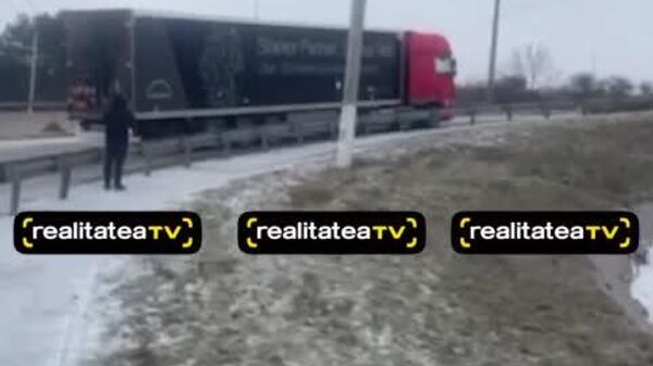 Фура застряла на подъеме при въезде в Яловены - Sputnik Молдова