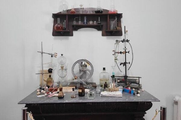 Сегодня день рождения у самого знаменитого химика из Тирасполя: Николая Дмитриевича Зелинского, всемирно известного изобретателя противогаза - Sputnik Молдова