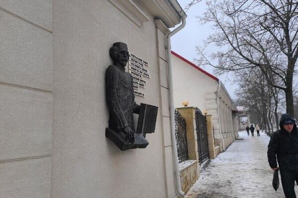 К юбилею Зелинского в Тирасполе, на фасаде дома-музея, вновь установили барельеф известного учёного - Sputnik Молдова