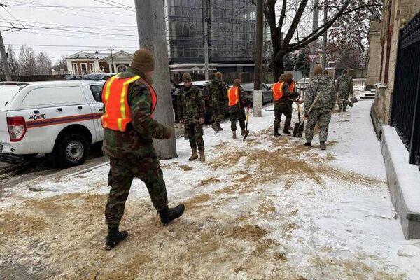 Echipele de intervenție ale Armatei Naționale vor fi astăzi pe teren pentru a sprijini autoritățile locale în condițiile de polei și lapoviță - Sputnik Молдова