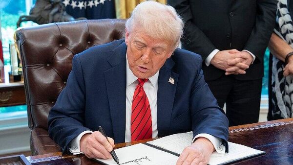 США отменят 25-процентные пошлины, ранее введенные против Индии из-за закупок российской нефти, следует из указа, который подписал Трамп - Sputnik Молдова