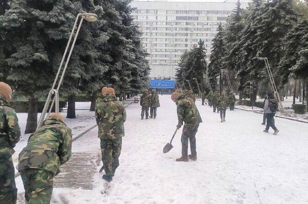 Echipele de intervenție ale Armatei Naționale vor fi astăzi pe teren pentru a sprijini autoritățile locale în condițiile de polei și lapoviță - Sputnik Молдова