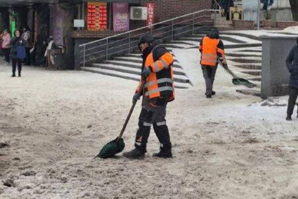 Echipele municipale din Chișinău acționează pentru a menține siguranța pietonilor și traficului, răspândind material antiderapant și curățând gheața de pe trotuare, stații și arterele principale - Sputnik Молдова