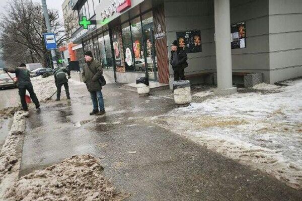 Echipele municipale din Chișinău acționează pentru a menține siguranța pietonilor și traficului, răspândind material antiderapant și curățând gheața de pe trotuare, stații și arterele principale - Sputnik Молдова