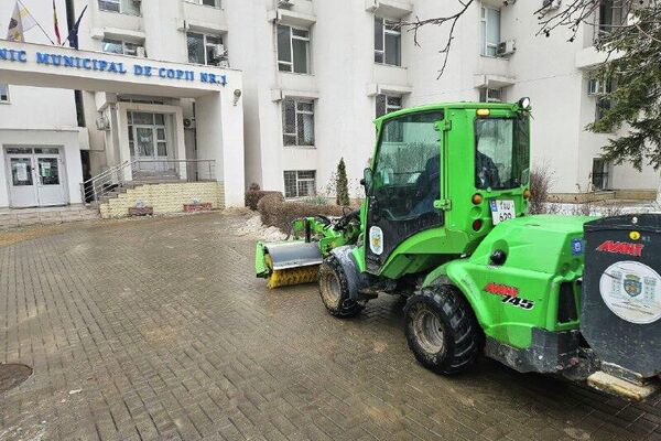 Echipele municipale din Chișinău acționează pentru a menține siguranța pietonilor și traficului, răspândind material antiderapant și curățând gheața de pe trotuare, stații și arterele principale - Sputnik Молдова