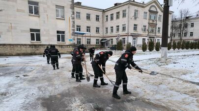 Правительство Молдовы привлекло армию и полицию к борьбе с гололедом
