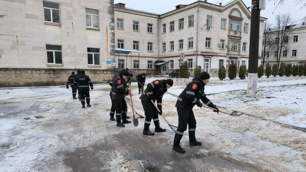 Правительство Молдовы привлекло армию и полицию к борьбе с гололедом - Sputnik Молдова