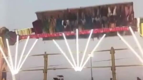 Трагедия на аттракционе в Индии: гигантские качели с людьми рухнули с высоты на землю - Sputnik Молдова