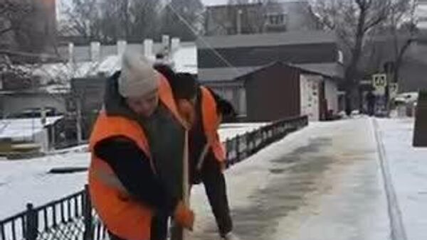 Мэрия Кишинева публикует видео работ по борьбе с гололедом на улицах столицы - Sputnik Молдова