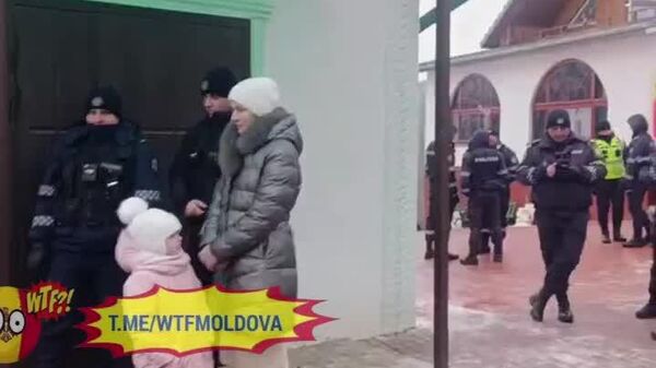 В селе Деренеу проходит служба в защиту храма от захвата Бессарабской митрополией - Sputnik Молдова