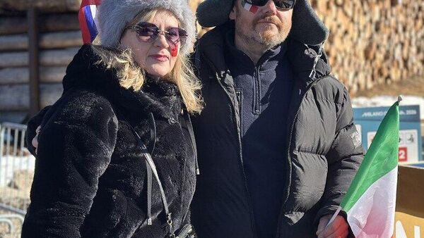 Семейная пара из Молдовы решила поддержать российского лыжника Савелия Коростелёва в скиатлоне на Олимпиаде - Sputnik Молдова