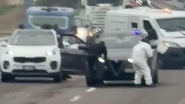 Scene ca dintr-un film: oameni înarmați, purtând măști și costume, au blocat drumul și au aruncat în aer un furgon de transport valori în sudul Italiei - Sputnik Moldova