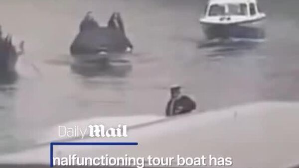 O barcă cu motor, scăpată de sub control, deplasându-se cu viteză mare, a lovit în plin o gondolă cu turiști în Veneția, Italia - Sputnik Moldova