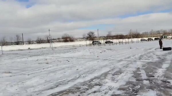 Мерседес уходит… из ледового плена — в районе бендерского пляжа спасли едва не утонувший автомобиль - Sputnik Молдова