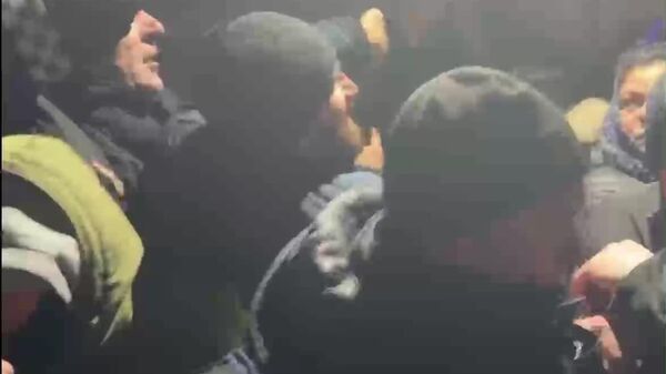 В Деренеу произошла потасовка между прихожанами и полицией после того, как верующим удалось войти в сельскую церковь - Sputnik Молдова