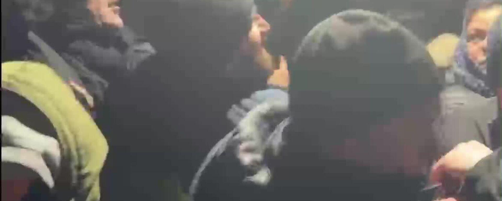 В Деренеу произошла потасовка между прихожанами и полицией после того, как верующим удалось войти в сельскую церковь - Sputnik Молдова, 1920, 10.02.2026