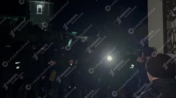 Несколько десятков сотрудников полиции в полном обмундировании оцепили церковь в селе Деренеу - Sputnik Молдова