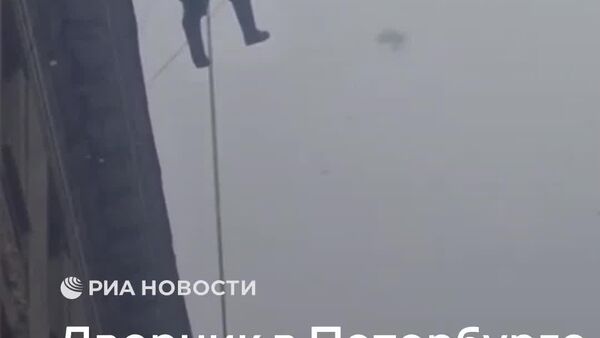 Un muncitor comunal a căzut de pe acoperiș și a rămas atârnat de cabluri la Sankt Petersburg - Sputnik Moldova