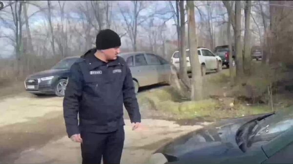 Объявились молдавские робингуды — депутатами, проникшими на штрафплощадку, оказались Серджиу Стефанко и Ана Цуркан-Оброк — оба члены фракции Демократия дома - Sputnik Молдова