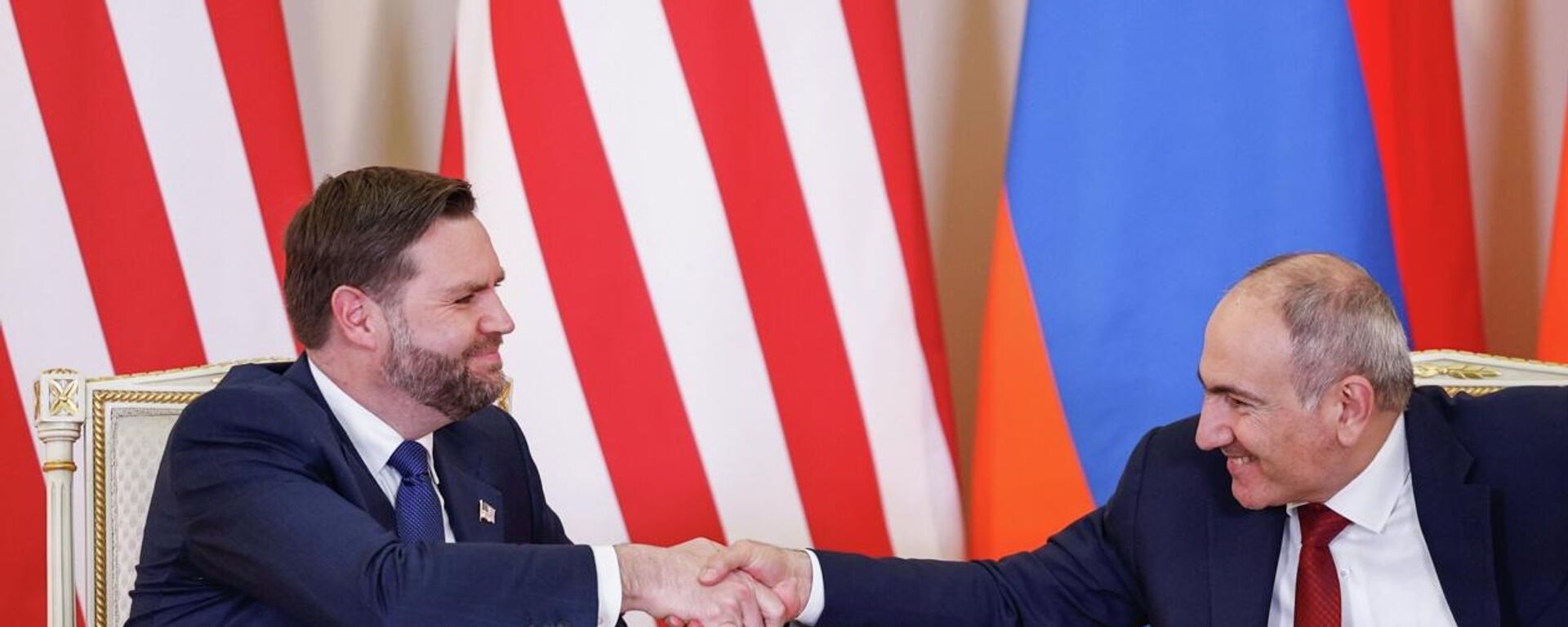 Никол Пашинян и Джей Ди Вэнс - Sputnik Молдова, 1920, 11.02.2026