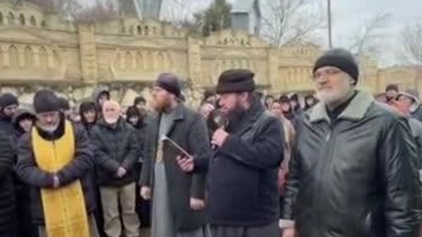 В селе Деренеу перед вновь заблокированной полицией церковью проходит молебен митрополии Молдовы - Sputnik Молдова
