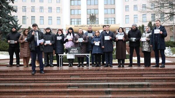 Платите сами! — Движение национальной альтернативы (входит в блок Альтернатива) провело протест перед парламентом с требованием перерасчёта задним числом счетов за энергоносители - Sputnik Молдова