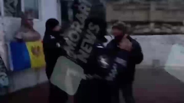 Прихожане вошли в церковь в селе Деренеу - Sputnik Молдова