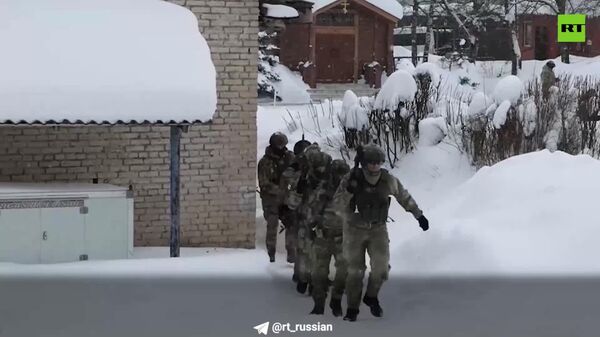 Unitatea mobilă cu destinație specială „Peresvet” a Rosgvardiei din regiunea Moscovei a desfășurat un antrenament spectaculos - Sputnik Moldova