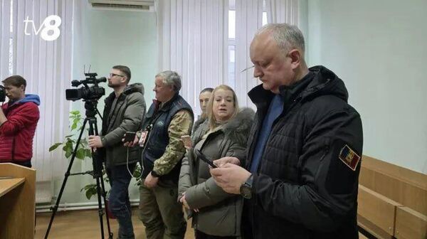 Представители молдавской оппозиции сегодня также пришли в суд Страшен, где рассматривается дело примара села Деренеу - Sputnik Молдова