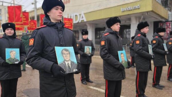 Портреты погибших в Афганистане земляков несут сейчас в центре Тирасполя - Sputnik Молдова