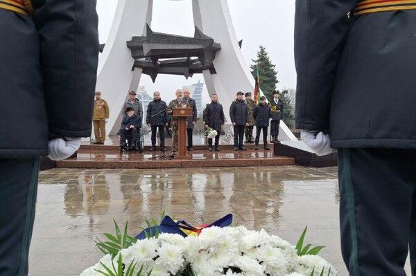 La Chișinău au loc evenimente comemorative la memorialul „Amintire veșnică fiilor patriei” pentru a marca cea de-a 37-a aniversare a retragerii trupelor sovietice din Afganistan - Sputnik Молдова