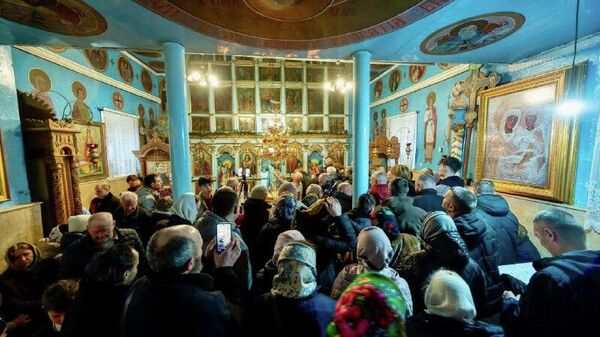В селе Деренеу Каларашского района в церкви Успения Пресвятой Богородицы прошло праздничное богослужение по случаю Сретения Господня - Sputnik Молдова