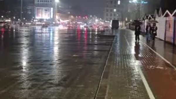 În contextul precipitațiilor care au căzut pe parcursul zilei de duminică si continua și la aceasta ora, ținând cont de avertizarea Cod Galben de schimbare bruscă a vremii, emisă de meteorologi, Primăria Chișinău atenționează cetățenii despre riscul de formare, în această noapte, a ghețușului pe întreg teritoriul țării - Sputnik Moldova