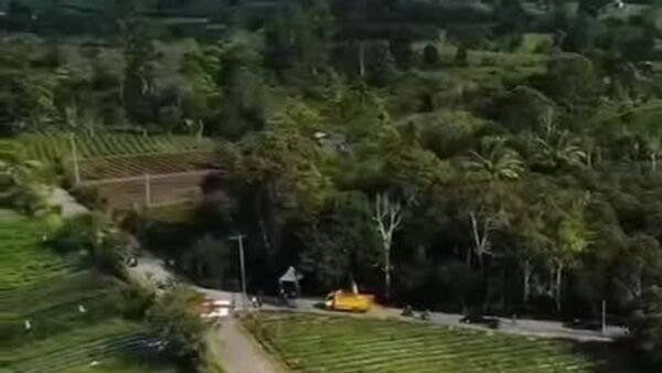 Земля уходит из под ног: масштабные оползни в Индонезии уже угрожают населенным пунктам - Sputnik Молдова