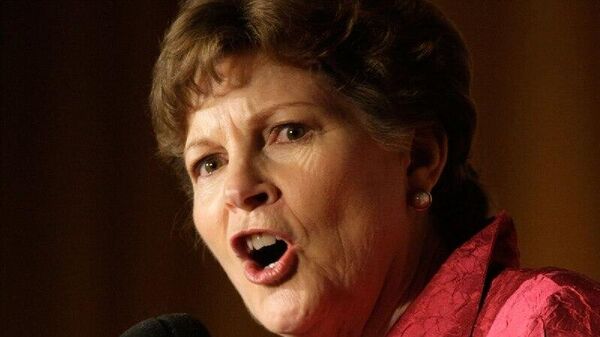 Американский сенатор-демократ от штата Нью-Гэмпшир Джинн Шахин на встрече с румынскими журналистами в посольстве США в Бухаресте раскритиковала доклад юридического комитета Палаты представителей Конгресса о систематическом вмешательстве Еврокомиссии в выборы в странах ЕС, включая Румынию - Sputnik Молдова