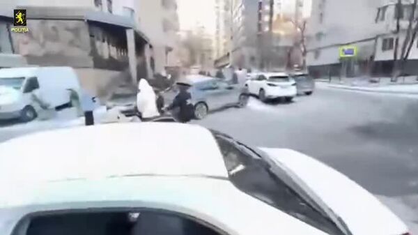 Un bărbat de 26 de ani din Nisporeni a fost reținut în flagrant de polițiștii sectorului Centru din capitală, fiind suspectat că a participat la mai multe cazuri de escrocherie - Sputnik Moldova